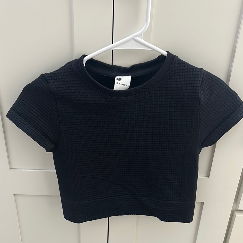 Black athletic cropped Shirt never worn